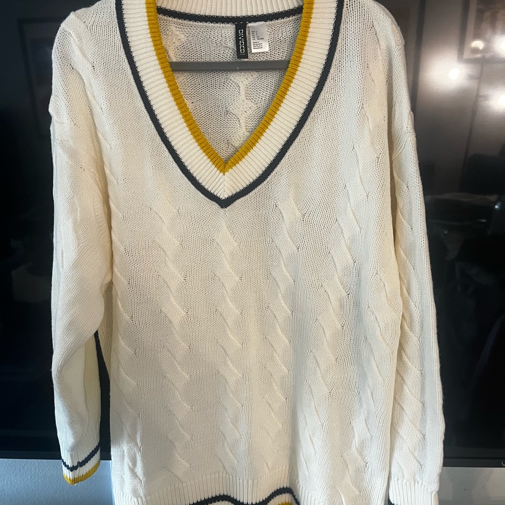 DIVIDED H&M Cream V-neck Cable Knit Sweater with Yellow & Navy Trim